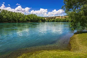 Images Dated 22nd June 2021: River view from the Upper Clutha River Track, Central Otago, South Island, New Zealand