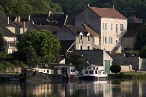 River Yonne, Mailly-la-Ville, Yonne, Nivernais, Burgundy, France
