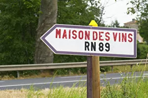 A road sign showing the way to Maison des Vins (the hose of wines) and the RN 89