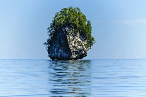 Images Dated 25th April 2012: Rocky outcrops in the Bacuit archipelago, Palawan, Philippines