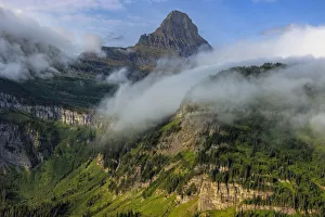 Images Dated 16th September 2021: Rolling fog clouds with Reynolds Mountains at Logan Pass in Glacier National Park, USA