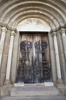 the romanic church of Cisnadioara with walls to defend the church and the citizens