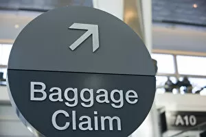 Images Dated 27th August 2008: A round Baggage Claim sign at San Francisco International airport - San Francisco