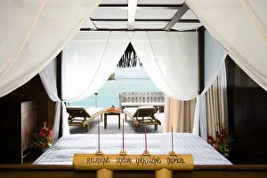 Images Dated 24th September 2007: Royale honeymoon over-the-water suite at Bora Bora Nui Resort. PR