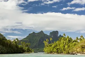 Images Dated 24th September 2007: Royale honeymoon over-the-water suite at Bora Bora Nui Resort. PR