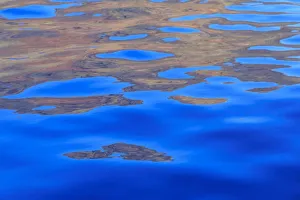 Images Dated 13th January 2015: Rugged cliffs and shoreline on the South Shore of Lanai, Kaunoe U, Hawaii, USA