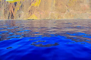 Images Dated 13th January 2015: Rugged cliffs and shoreline on the South Shore of Lanai, Kaunoe U, Hawaii, USA