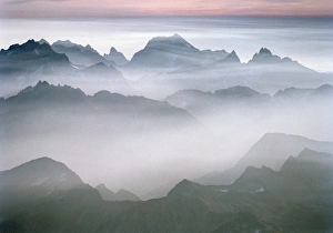Images Dated 24th August 2004: The rugged peaks of North Cascades National Park seen through mist with a band of
