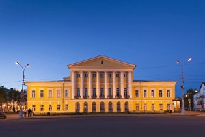 Images Dated 19th May 2011: Russia, Kostroma Oblast, Golden Ring, Kostroma, Susaninskaya Square, courthouse, evening