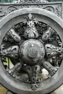 Images Dated 26th August 2008: Russia, Moscow, The Kremlin. 14th century bronze Czar Cannon, weighing almost 40 tons