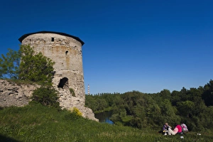 Images Dated 4th June 2011: Russia, Pskovskaya Oblast, Pskov, Gremyachaya Tower on the Pskova River