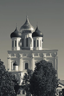 Images Dated 4th June 2011: Russia, Pskovskaya Oblast, Pskov, Pskov Kremlin and Trinity Cathedral