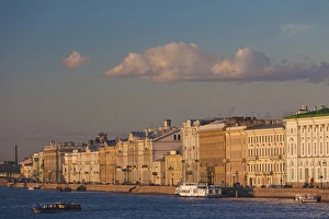 Images Dated 3rd June 2011: Russia, Saint Petersburg, Center, buildings on the Neva River, dusk