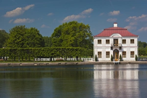 Images Dated 1st June 2011: Russia, Saint Petersburg, Peterhof, Marlinsky Pond and Marly Palace