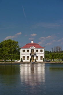 Images Dated 1st June 2011: Russia, Saint Petersburg, Peterhof, Marlinsky Pond and Marly Palace
