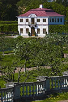 Images Dated 1st June 2011: Russia, Saint Petersburg, Peterhof, Marlinsky Pond and Marly Palace
