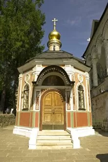 Images Dated 18th July 2007: Russia. Sergiev Posad. Trinity Monastery. Tiny chapel