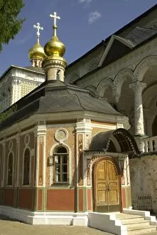 Images Dated 18th July 2007: Russia. Sergiev Posad. Trinity Monastery. Tiny chapel