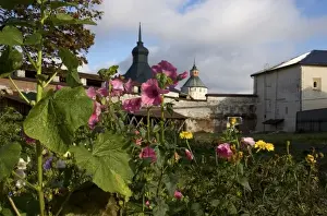 Images Dated 8th October 2008: Russia, Vologda, Goritzy, Kirillov-Belozersky Monastery garden, RESTRICTED: Not available