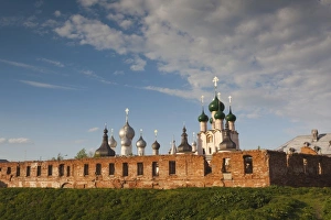 Images Dated 21st May 2011: Russia, Yaroslavl Oblast, Golden Ring, Rostov-Veliky, Rostov Kremlin, sunset