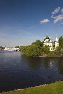 Images Dated 22nd May 2011: Russia, Yaroslavl Oblast, Golden Ring, Uglich, Volga River and Transfiguration Cathedral