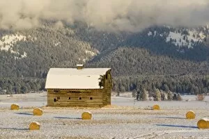Images Dated 10th December 2007: Rustic barn and