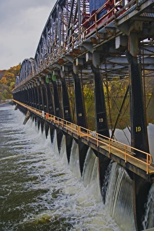 Images Dated 21st October 2008: Sailing down The Erie Canel / Mohark River taking in the country side