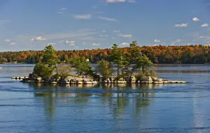 Sailing down The St. Lawrence River taking in the sights of the 1000 island experience