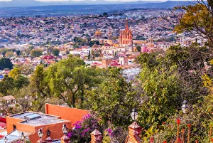 Images Dated 29th December 2014: San Miguel de Allende, Mexico, Miramar Overlook Parroquia Archangel Church Wide