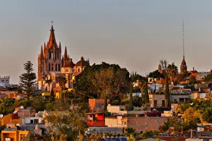 Images Dated 4th March 2015: San Miguel De Allende, Mexico. Ornate Parroquia de San Miguel Archangel with city