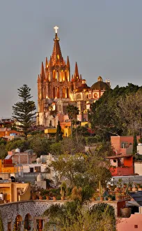 Images Dated 4th March 2015: San Miguel De Allende, Mexico. Ornate Parroquia de San Miguel Archangel with city