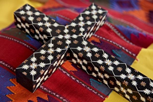 Images Dated 30th July 2011: Santa Fe, New Mexico, United States. Spanish Market. Cross with straw inlay