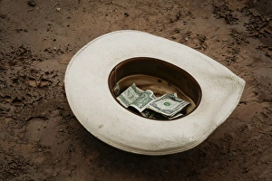 Images Dated 14th August 2009: Santa Fe, New Mexico, United States. Cowboy hat with donations
