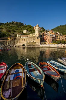 Images Dated 1st May 2021: Santa Margheritte de Antiochia church and harbor, Vernazza, Cinque Terre, Italy