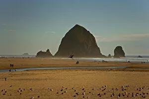 Images Dated 25th September 2007: A scenic view of Hstack Rock at Cannon Beach i Oregon