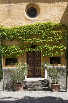 Images Dated 17th May 2010: Schenna (Scena) near Meran (Merano), courtyard of palace, castle