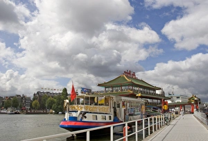 Images Dated 7th September 2007: The Sea Palace, a floating Chinese Restaurant, and the Tricky Theater boat near Central