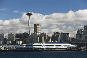 Images Dated 29th August 2008: The Seattle Aquarium seen from the water with the Seattle skyline and Space Needle