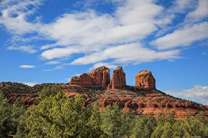 Images Dated 27th May 2022: Sedona, Arizona, USA. Cathedral Rock, red rock formations