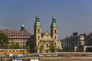 Images Dated 12th April 2007: Seeing the sites of Budapest Hungary from the Danube River as the ship departs Budapest
