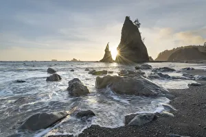Images Dated 31st January 2020: Setting sun behind Split Rock on Rialto Beach, Olympic National Park