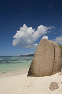 Images Dated 28th December 2010: Seychelles, Island of La Digue. Anse Source D Agent, popular white sand beach