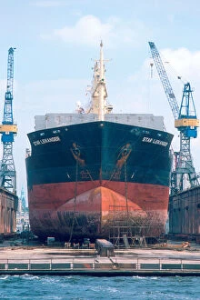 Images Dated 1st December 2005: Ship in dry dock at Hamburg, Germany. ship, vessel, repair, dry dock, crane