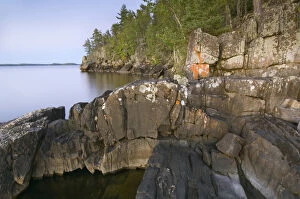 Images Dated 10th September 2006: Shore rock and cliffs at sunset, opposite Windmill Rock View Campsite, Rainy Lake