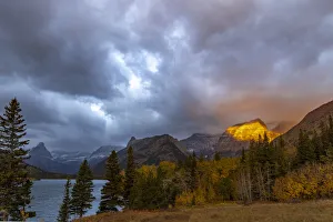 Images Dated 1st October 2021: Shoulder of Mount Cleveland bathed in golden sunrise light in Glacier National Park