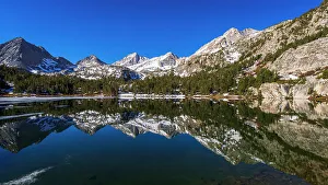 Images Dated 6th September 2022: Sierra peaks reflected in Long Lake