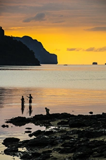 Images Dated 27th April 2012: Silhouette of boys fishing at sunset in the bay of El Nido, Bacuit Archipelago, Palawan