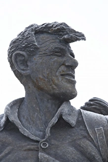 Images Dated 20th May 2006: Sir Edmund Hillary Statue, The Hermitage, Aoraki Mt Cook National Park, South Canterbury