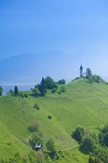SLOVENIA-GORENJSKA-Jamnik: Church of St. Prim & Kamnik-Savinja Alps / Morning