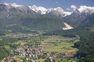 Images Dated 25th May 2004: SLOVENIA-GORENJSKA-Kamnik: St. Primoz Church & Velika Planina Area from Old Kamnik
